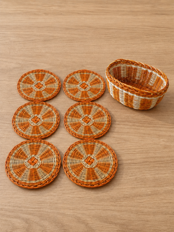 Set de portavasos de esparto con diseño de naranja y canasto artesanal.
