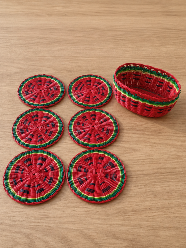 Set de portavasos de esparto con diseño de sandía y canasto artesanal.