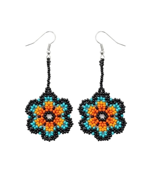 Aretes de chaquiras Kamentsa en combinación azul turquesa, naranja y negro sobre fondo blanco.