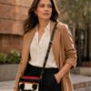 Mujer con blazer café usando carriel jericoano de pelo natural blanco café