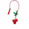 Charm para bolso de cereza en palma de iraca Charm para bolso con diseño de cereza tejido a mano en palma de iraca