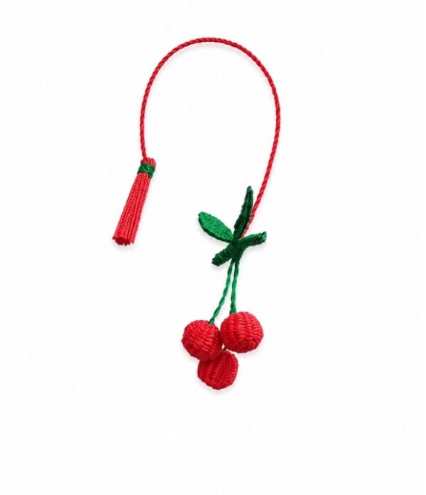 Charm para bolso de cereza en palma de iraca Charm para bolso con diseño de cereza tejido a mano en palma de iraca