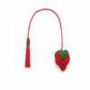 Charm para bolso de fresa en palma de iraca Charm para bolso con diseño de fresa tejido a mano en palma de iraca