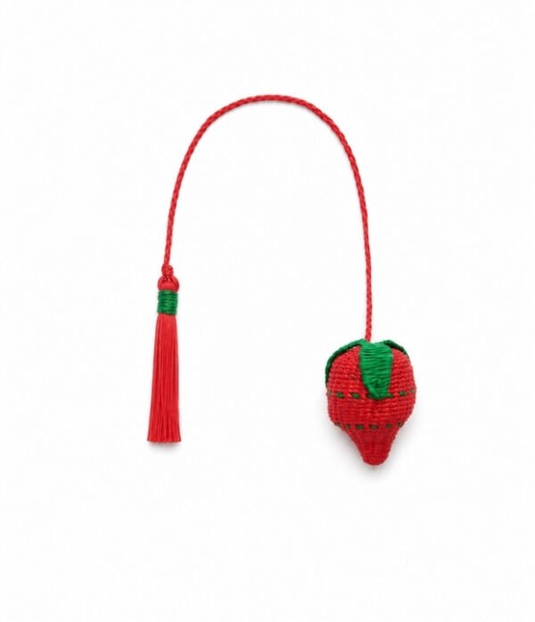 Charm para bolso de fresa en palma de iraca Charm para bolso con diseño de fresa tejido a mano en palma de iraca