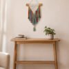 Macramé de colores para pared en cordón de algodón colgado en la pared de una sala