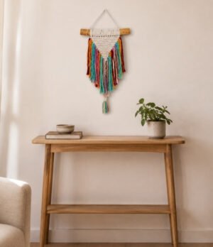 Macramé de colores para decorar la pared Macramé de colores para pared en cordón de algodón colgado en la pared de una sala