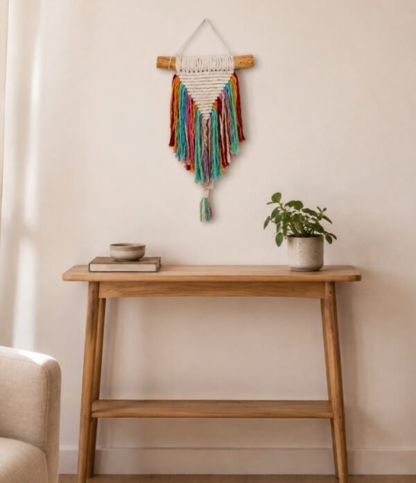 Macramé de colores para pared en cordón de algodón colgado en la pared de una sala