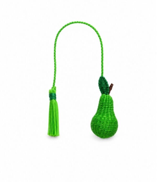 Charm para bolso de pera en palma de iraca Charm para bolso con diseño de pera tejido a mano en palma de iraca