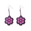 Aretes de chaquiras Kamentsa tejidos a mano en degradado de tonos rosados, lilas y violetas.