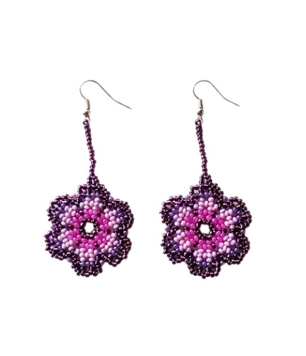 Aretes de chaquiras Kamentsa tejidos a mano en degradado de tonos rosados, lilas y violetas.