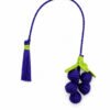 Charm para bolso de uvas en palma de iraca Charm para bolso con diseño de uva tejido a mano en palma de iraca