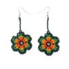 Aretes de chaquiras Kamentsa artesanales en tonos verde, naranja y negro sobre fondo blanco.
