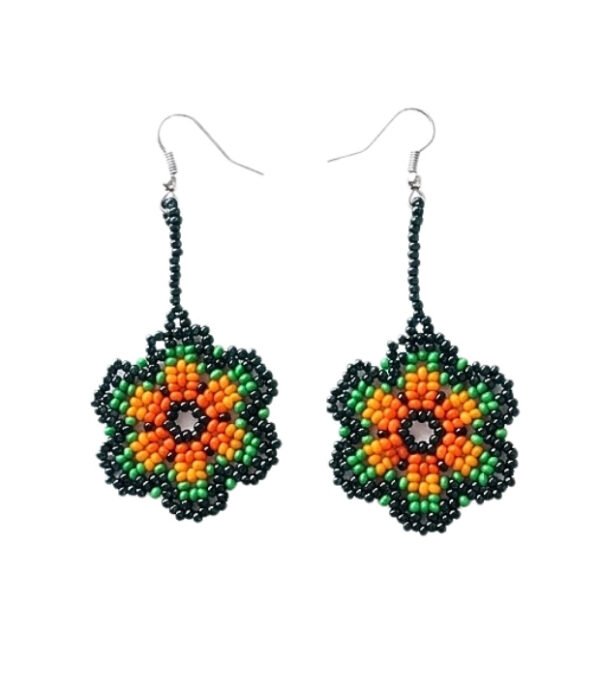 Aretes de chaquiras Kamentsa artesanales en tonos verde, naranja y negro sobre fondo blanco.