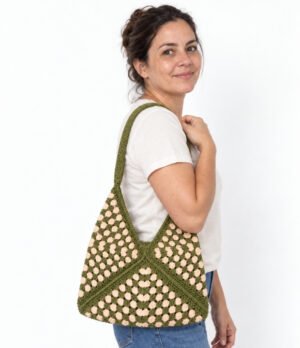 Bolso tejido a crochet verde militar y beige Bolso tejido a crochet verde militar y beige con cargadera ancha