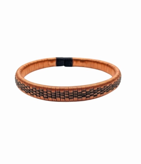 Pulsera de cobre y werregue negro diseño Redes Pulsera de cobre y werregue negro con patrón de líneas entrecruzadas